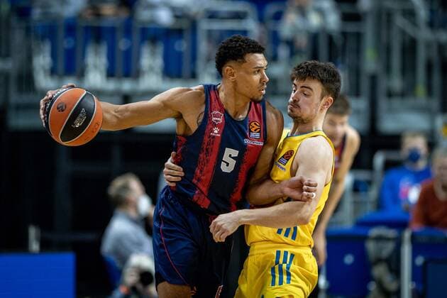 Basketball Berlin 14.10.2021 Saison 2021 2022 EuroLeague Regular Season Alba Berlin - Baskiona Vitoria-Gasteiz Wade Baldwin (Baskonia, No.05) Jonas Mattisseck (Alba Berlin, No.09)