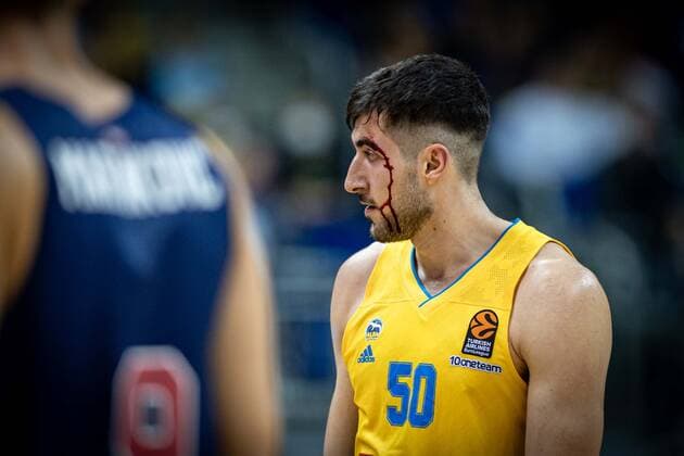 Basketball Berlin 14.10.2021 Saison 2021 2022 EuroLeague Regular Season Alba Berlin - Baskiona Vitoria-Gasteiz Javel Zoosman (Alba Berlin, No.50) verletzt Verletzung Blut Cut
