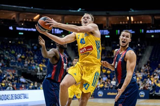 Basketball Berlin 14.10.2021 Saison 2021 2022 EuroLeague Regular Season Alba Berlin - Baskiona Vitoria-Gasteiz Luke Sikma (Alba Berlin, No.43) Tadas Sedekerskis (Baskonia, No.08) Landry Nnoko (Baskonia, No.35) li.