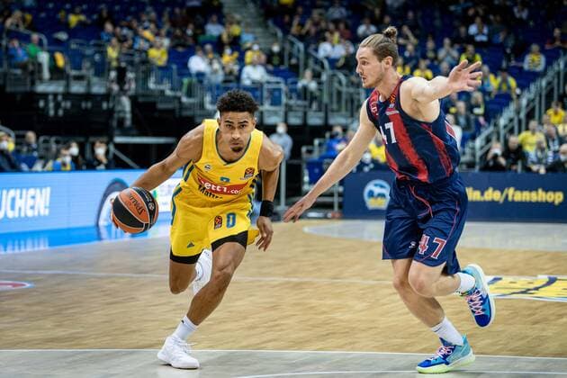 Basketball Berlin 14.10.2021 Saison 2021 2022 EuroLeague Regular Season Alba Berlin - Baskiona Vitoria-Gasteiz Maodo Lo (Alba Berlin, No.00) Arturs Kurucs (Baskonia, No.47)