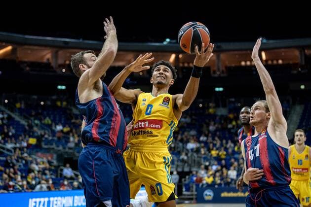 Basketball Berlin 14.10.2021 Saison 2021 2022 EuroLeague Regular Season Alba Berlin - Baskiona Vitoria-Gasteiz Maodo Lo (Alba Berlin, No.00) Matthew Costello (Baskonia, No.24) Arturs Kurucs (Baskonia, No.47)