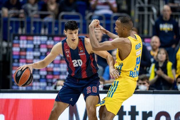 Basketball Berlin 14.10.2021 Saison 2021 2022 EuroLeague Regular Season Alba Berlin - Baskiona Vitoria-Gasteiz Simone Fontecchio (Baskonia, No.20) Louis Olinde (Alba Berlin, No.19)
