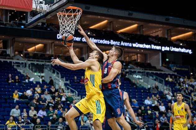 Basketball Berlin 14.10.2021 Saison 2021 2022 EuroLeague Regular Season Alba Berlin - Baskiona Vitoria-Gasteiz Tim Schneider (Alba Berlin, No.10) Vanja Marinkovic (Baskonia, No.09)