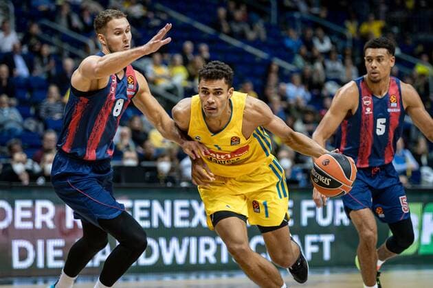 Basketball Berlin 14.10.2021 Saison 2021 2022 EuroLeague Regular Season Alba Berlin - Baskiona Vitoria-Gasteiz Oscar Da Silva (Alba Berlin, No.01) Tadas Sedekerskis (Baskonia, No.08)