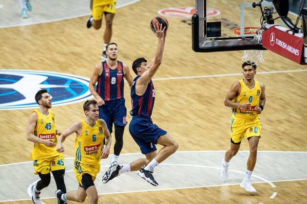 Basketball Berlin 14.10.2021 Saison 2021 2022 EuroLeague Regular Season Alba Berlin - Baskiona Vitoria-Gasteiz Simone Fontecchio (Baskonia, No.20) Malte Delow (Alba Berlin, No.06) Tamir Blatt (Alba Berlin, No.45) Maodo Lo (Alba Berlin, No.00)