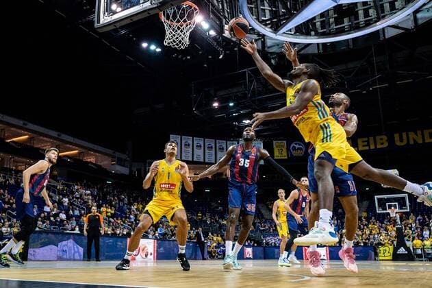 Basketball Berlin 14.10.2021 Saison 2021 2022 EuroLeague Regular Season Alba Berlin - Baskiona Vitoria-Gasteiz Jaleen Smith (Alba Berlin, No.03) Jayson Granger (Baskonia, No.11) Landry Nnoko (Baskonia, No.35) Oscar Da Silva (Alba Berlin, No.01)