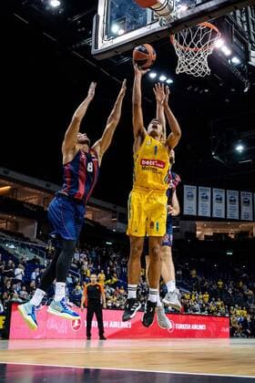 Basketball Berlin 14.10.2021 Saison 2021 2022 EuroLeague Regular Season Alba Berlin - Baskiona Vitoria-Gasteiz Oscar Da Silva (Alba Berlin, No.01) Tadas Sedekerskis (Baskonia, No.08) Matthew Costello (Baskonia, No.24) hi.
