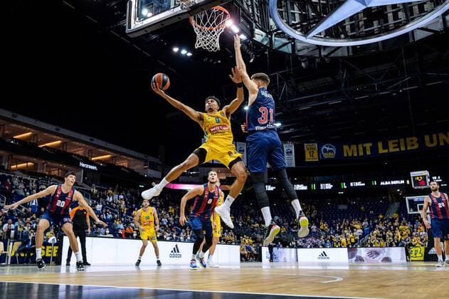 Basketball Berlin 14.10.2021 Saison 2021 2022 EuroLeague Regular Season Alba Berlin - Baskiona Vitoria-Gasteiz Maodo Lo (Alba Berlin, No.00) Rokas Giedraitis (Baskonia, No.31)
