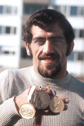 Olympische Spiele; München 1972 Ringen: Freistil: Adolf Seger (BRD) mit Medaillen, darunter in der Mitte die Bronzemedaille des olympischen Turniers. 31.12.1972. *** Olympic Games Munich 1972 Wrestling Freestyle Adolf Seger FRG with medals, among them in the middle the bronze medal of the Olympic tournament 31 12 1972 HM