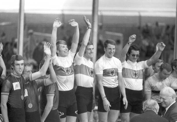Olympische Spiele; München 1972. Bahnradsport: Siegerehrung Bahnvierer Deutschland. V.l: Günter Haritz, Udo Hempel, Günther Schumacher und Jürgen Colombo 04.09.1972.