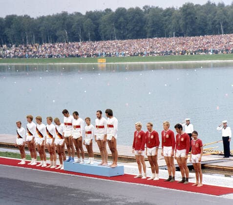 Olympische Spiele; München 1972. Rudern: Siegerehrung Vierer mit Steuermann. Gold für die BRD in der Besetzung Peter Berger, Hans-Johann Färber, Gerhard Auer, Alois Bierl und Steuermann Uwe Benter. vor der Deutschen Demokratischen Republik (Silber) und der Tschechoslowakei (Bronze). 02.09.1972. *** Olympic Games Munich 1972 Rowing Award Ceremony Four with coxswain Gold for the FRG with Peter Berger, Hans Johann Färber, Gerhard Auer, Alois Bierl and coxswain Uwe Benter ahead of the German Democratic Republic Silver and Czechoslovakia Bronze 02 09 1972 HM