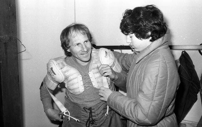 04.03.83 Fussball Buffy Ettmayer Deutschland, Stuttgart, 04.03.1983, Fussball, Bundesliga, Buffy Ettmayer beim Eishockey: Buffy Ettmayer. *** 04 03 83 Football Buffy Ettmayer Germany, Stuttgart, 04 03 1983, Football, Bundesliga, Buffy Ettmayer playing hockey Buffy Ettmayer