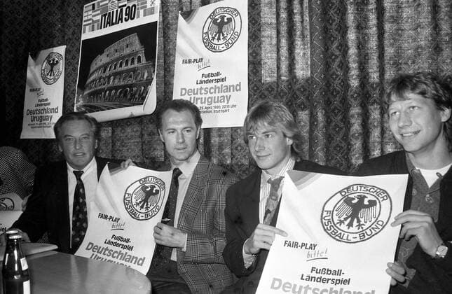 10.04.90 DFB Pressekonferenz Deutschland, Stuttgart, 10.04.1990, Fussball, DFB Deutschland Nationalmannschaft Pressekonferenz in Suttgart: v.l. Gerhard Mayer-Vorfelder, Franz Beckenbauer, Jürgen Klinsmann, Guido Buchwald. *** 10 04 90 DFB Press Conference Germany, Stuttgart, 10 04 1990, Football, DFB Germany National Team Press Conference in Suttgart f l Gerhard Mayer Vorfelder, Franz Beckenbauer, Jürgen Klinsmann, Guido Buchwald