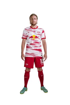 Achtung: Redaktionelle Nutzung honorarfrei - Attention: Free of charge for editorial use - Emil Forsberg. RB Leipzig. Mannschaft Saison 2021 2022. Porträttermin RB Leipzig. Saison 2021 2022.