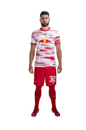Achtung: Redaktionelle Nutzung honorarfrei - Attention: Free of charge for editorial use - Josko Gvardiol. RB Leipzig. Mannschaft Saison 2021 2022. Porträttermin RB Leipzig. Saison 2021 2022.