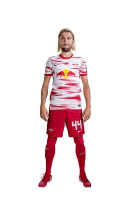 Achtung: Redaktionelle Nutzung honorarfrei - Attention: Free of charge for editorial use - Kevin Kampl. RB Leipzig. Mannschaft Saison 2021 2022. Porträttermin RB Leipzig. Saison 2021 2022.