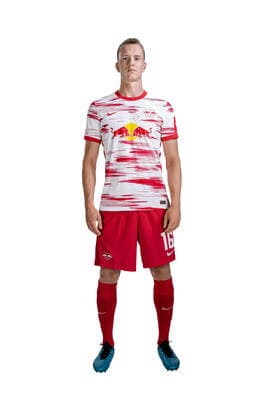 Achtung: Redaktionelle Nutzung honorarfrei - Attention: Free of charge for editorial use - Lukas Klostermann. RB Leipzig. Mannschaft Saison 2021 2022. Porträttermin RB Leipzig. Saison 2021 2022.