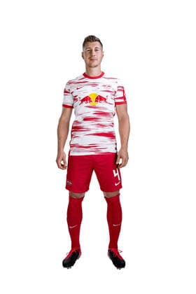 Achtung: Redaktionelle Nutzung honorarfrei - Attention: Free of charge for editorial use - Willi Orban. RB Leipzig. Mannschaft Saison 2021 2022. Porträttermin RB Leipzig. Saison 2021 2022.