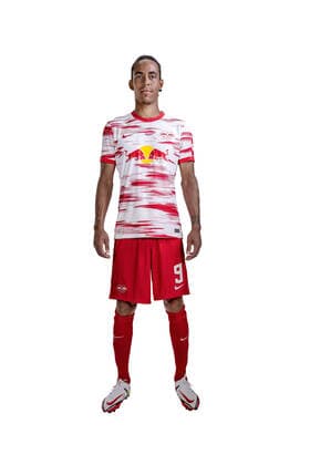 Achtung: Redaktionelle Nutzung honorarfrei - Attention: Free of charge for editorial use - Yussuf Poulsen. RB Leipzig. Mannschaft Saison 2021 2022. Porträttermin RB Leipzig. Saison 2021 2022.