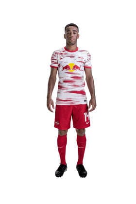 Achtung: Redaktionelle Nutzung honorarfrei - Attention: Free of charge for editorial use - Tyler Adams. RB Leipzig. Mannschaft Saison 2021 2022. Porträttermin RB Leipzig. Saison 2021 2022.