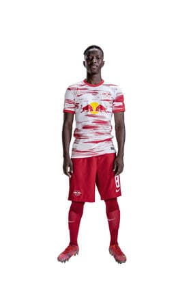 Achtung: Redaktionelle Nutzung honorarfrei - Attention: Free of charge for editorial use - Amadou Haidara. RB Leipzig. Mannschaft Saison 2021 2022. Porträttermin RB Leipzig. Saison 2021 2022.