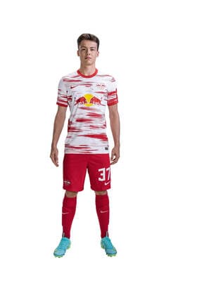 Achtung: Redaktionelle Nutzung honorarfrei - Attention: Free of charge for editorial use - Sidney Raebiger. RB Leipzig. Mannschaft Saison 2021 2022. Porträttermin RB Leipzig. Saison 2021 2022.