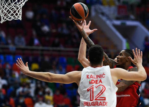Basketball, EuroLeague, ZSKA Moskau - Roter Stern Belgrad 6673408 15.10.2021 CSKA s Will Clyburn, right, tries to score against Crvena Zvezda s Nikola Kalinic during the Euroleague basketball match between CSKA Moscow and Crvena Zvezda Belgrade, in Moscow, Russia. Vladimir Astapkovich Sputnik Russia Basketball Euroleague CSKA - Crvena Zvezda  6d344f875dd3e366