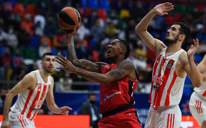 Basketball, EuroLeague, ZSKA Moskau - Roter Stern Belgrad 6673409 15.10.2021 CSKA s Will Clyburn, leftt, and Crvena Zvezda s Nikola Kalinic struggle for a ball during the Euroleague basketball match between CSKA Moscow and Crvena Zvezda Belgrade, in Moscow, Russia. Vladimir Astapkovich Sputnik Russia Basketball Euroleague CSKA - Crvena Zvezda  18f982d64ad6d4ff