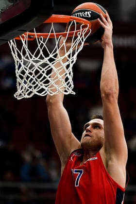 Basketball, EuroLeague, ZSKA Moskau - Roter Stern Belgrad 6673415 15.10.2021 CSKA s Johannes Voigtmann tries to score during the Euroleague basketball match between CSKA Moscow and Crvena Zvezda Belgrade, in Moscow, Russia. Vladimir Astapkovich Sputnik Russia Basketball Euroleague CSKA - Crvena Zvezda  70b8ca6b6fc42d90