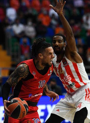 Basketball, EuroLeague, ZSKA Moskau - Roter Stern Belgrad 6673410 15.10.2021 CSKA s Daniel Hackett, left, and Crvena Zvezda s Aleksa Uskokovic struggle for a ball during the Euroleague basketball match between CSKA Moscow and Crvena Zvezda Belgrade, in Moscow, Russia. Vladimir Astapkovich Sputnik Russia Basketball Euroleague CSKA - Crvena Zvezda  d474409f9a5ac3f3