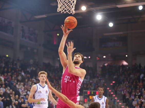 Leon Kratzer Telekom Baskets Bonn vs. Fraport Skyliners Frankfurt easyCredit BBL 1. Bundesliga , Saison 2021 2022 , Hauptrunde 4. Spieltag
