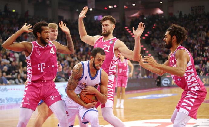 Telekom Baskets Bonn vs. Rasheed Moore Fraport Skyliners Frankfurt easyCredit BBL 1. Bundesliga , Saison 2021 2022 , Hauptrunde 4. Spieltag