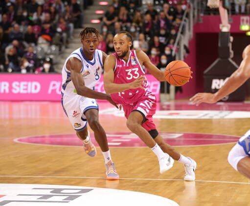 Parker Jackson-Cartwright Telekom Baskets Bonn vs. Brancou Badio Fraport Skyliners Frankfurt easyCredit BBL 1. Bundesliga , Saison 2021 2022 , Hauptrunde 4. Spieltag