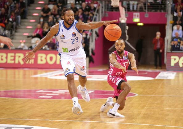Parker Jackson-Cartwright Telekom Baskets Bonn vs. Quantez Robertson Fraport Skyliners Frankfurt easyCredit BBL 1. Bundesliga , Saison 2021 2022 , Hauptrunde 4. Spieltag