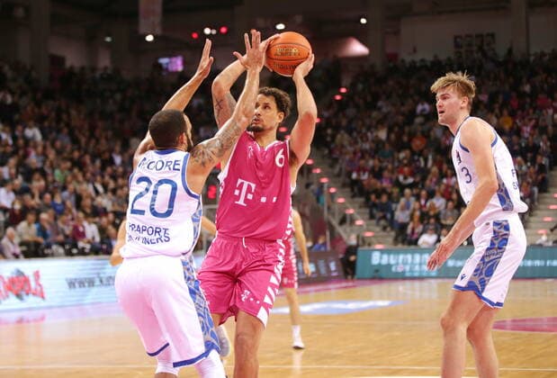 Michael Kessens Telekom Baskets Bonn vs. Fraport Skyliners Frankfurt easyCredit BBL 1. Bundesliga , Saison 2021 2022 , Hauptrunde 4. Spieltag