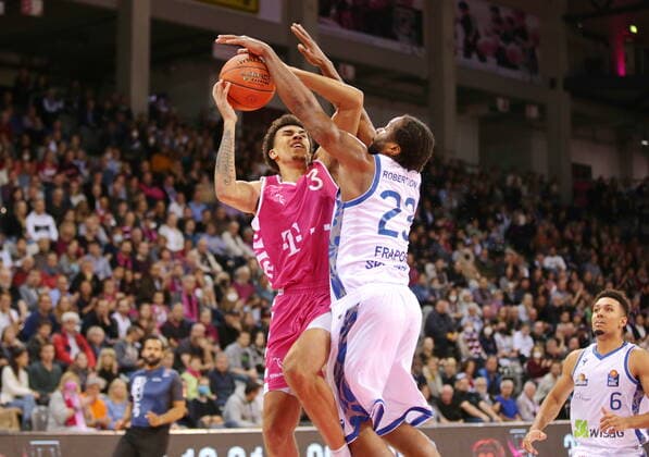 Tyson Ward Telekom Baskets Bonn vs. Quantez Robertson Fraport Skyliners Frankfurt easyCredit BBL 1. Bundesliga , Saison 2021 2022 , Hauptrunde 4. Spieltag