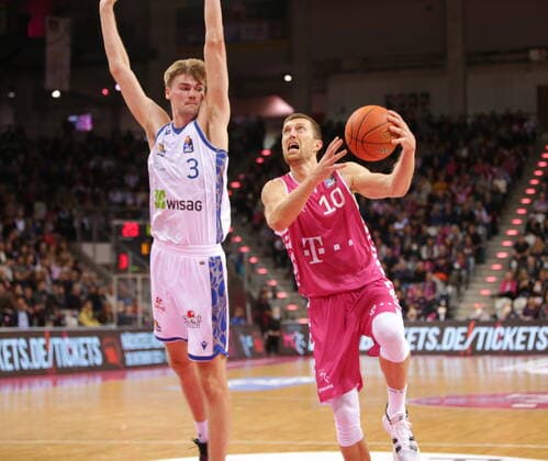 Saulius Kulvietis Telekom Baskets Bonn vs. Matt Haarms Fraport Skyliners Frankfurt easyCredit BBL 1. Bundesliga , Saison 2021 2022 , Hauptrunde 4. Spieltag