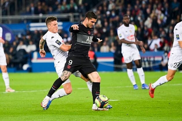Mauro Icardi (PSG) vs Pierrick Capelle (Angers) FOOTBALL : PSG vs SCO Angers - Ligue 1 Uber Eats - 15 10 2021 JBAutissier Panoramic 