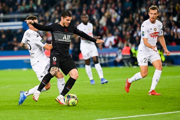 Mauro Icardi (PSG) vs Pierrick Capelle (Angers) FOOTBALL : PSG vs SCO Angers - Ligue 1 Uber Eats - 15 10 2021 JBAutissier Panoramic 