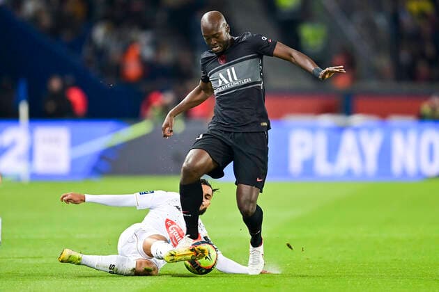 Danilo Pereira (PSG) vs Sofiane Boufal (Angers) FOOTBALL : PSG vs SCO Angers - Ligue 1 Uber Eats - 15 10 2021 JBAutissier Panoramic 