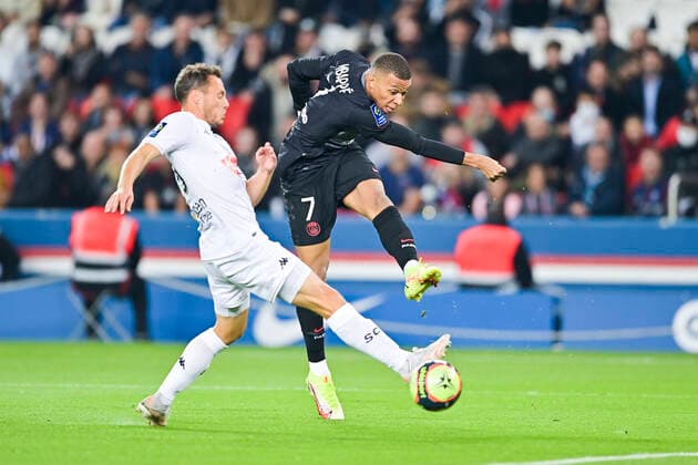 Kylian Mbappe (PSG) vs Vincent Manceau (Angers) FOOTBALL : PSG vs SCO Angers - Ligue 1 Uber Eats - 15 10 2021 JBAutissier Panoramic 