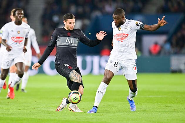 Mauro Icardi (PSG) vs Ismael Traore (Angers) FOOTBALL : PSG vs SCO Angers - Ligue 1 Uber Eats - 15 10 2021 JBAutissier Panoramic 