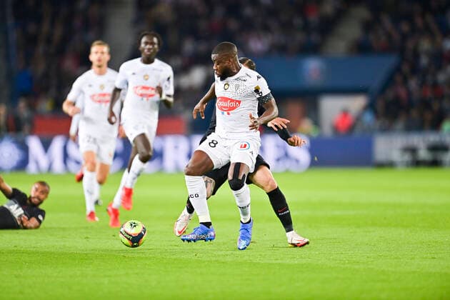 Mauro Icardi (PSG) vs Ismael Traore (Angers) FOOTBALL : PSG vs SCO Angers - Ligue 1 Uber Eats - 15 10 2021 JBAutissier Panoramic 