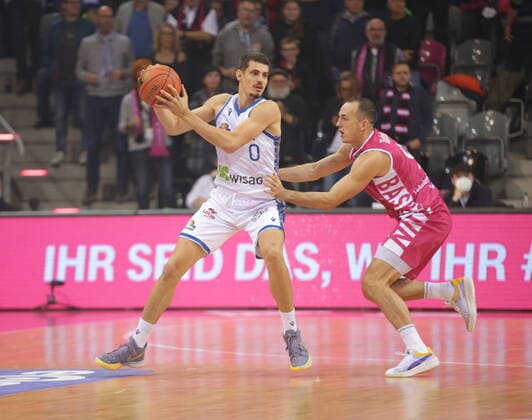 Karsten Tadda Telekom Baskets Bonn vs. Lukas Wank Fraport Skyliners Frankfurt easyCredit BBL 1. Bundesliga , Saison 2021 2022 , Hauptrunde 4. Spieltag