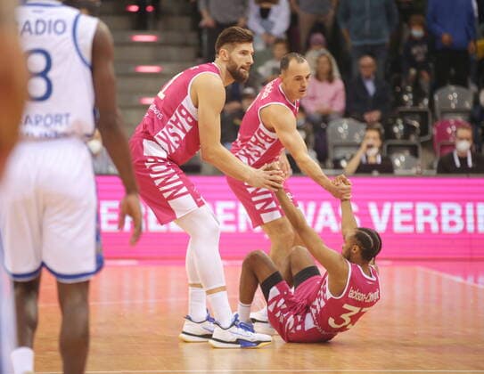 Leon Kratzer, Karsten Tadda, Parker Jackson-Cartwright Telekom Baskets Bonn vs. Fraport Skyliners Frankfurt , am Boden easyCredit BBL 1. Bundesliga , Saison 2021 2022 , Hauptrunde 4. Spieltag
