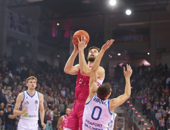 Leon Kratzer Telekom Baskets Bonn vs. Lukas Wank Fraport Skyliners Frankfurt easyCredit BBL 1. Bundesliga , Saison 2021 2022 , Hauptrunde 4. Spieltag