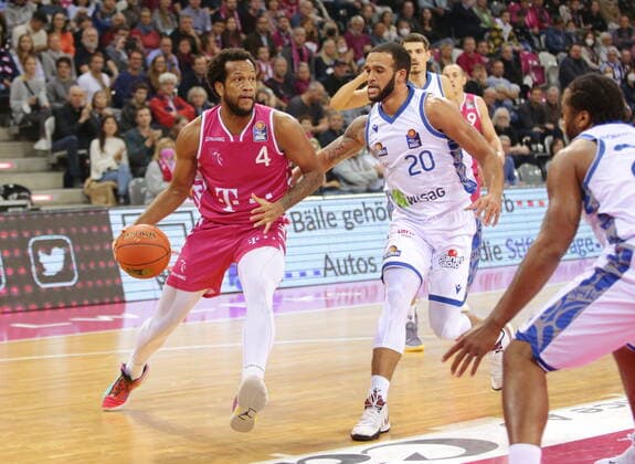 Justin Gorham Telekom Baskets Bonn vs. Rasheed Moore Fraport Skyliners Frankfurt easyCredit BBL 1. Bundesliga , Saison 2021 2022 , Hauptrunde 4. Spieltag