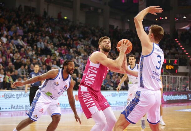 Leon Kratzer Telekom Baskets Bonn vs. Fraport Skyliners Frankfurt easyCredit BBL 1. Bundesliga , Saison 2021 2022 , Hauptrunde 4. Spieltag