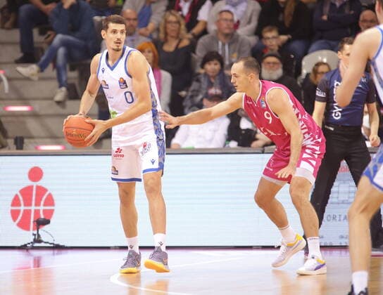 Karsten Tadda Telekom Baskets Bonn vs. Lukas Wank Fraport Skyliners Frankfurt easyCredit BBL 1. Bundesliga , Saison 2021 2022 , Hauptrunde 4. Spieltag