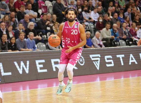 Jeremy Morgan Telekom Baskets Bonn vs. Fraport Skyliners Frankfurt easyCredit BBL 1. Bundesliga , Saison 2021 2022 , Hauptrunde 4. Spieltag